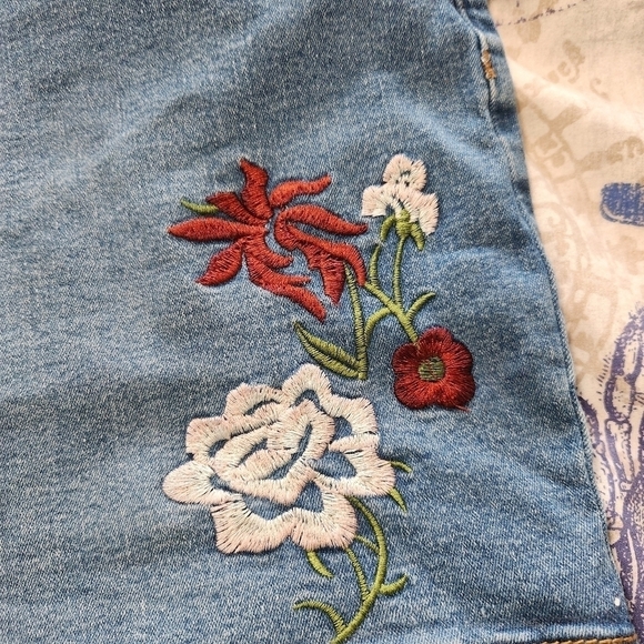 Bloom Chic embroidered plus size jean shorts - Picture 3 of 4